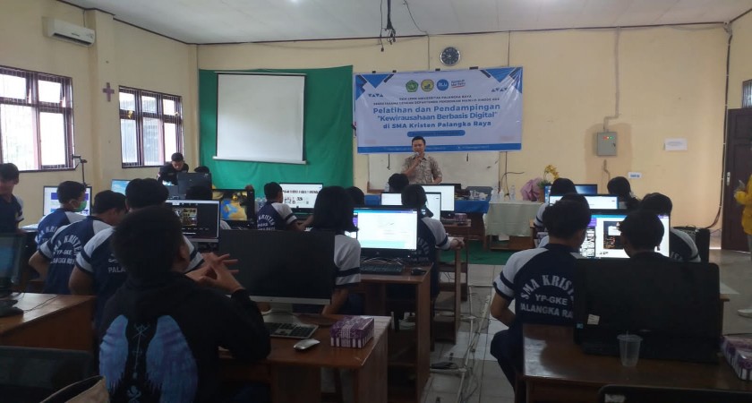 Mengukuhkan Generasi Muda: Pelatihan Kewirausahaan Berbasis Digital di SMA Kristen Palangka Raya